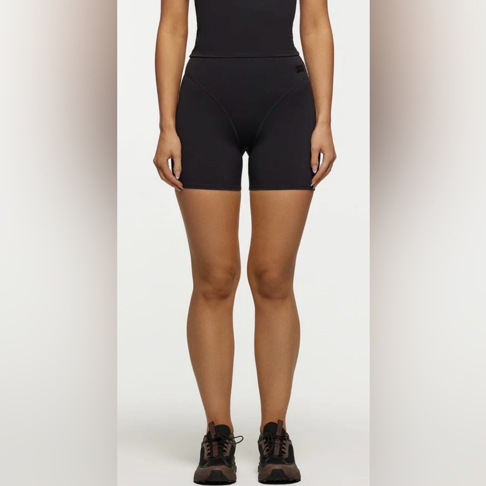 Nama body butter contour shorts